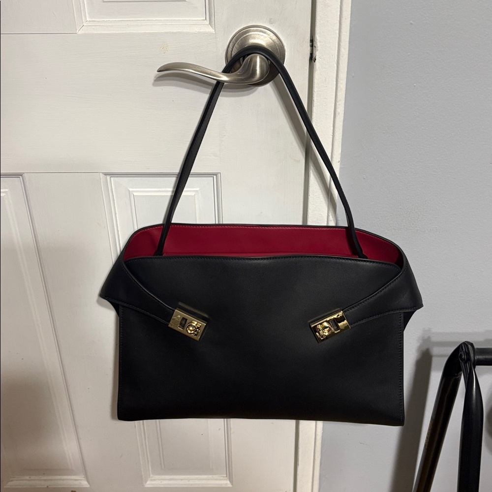 Hug style shoulder bag